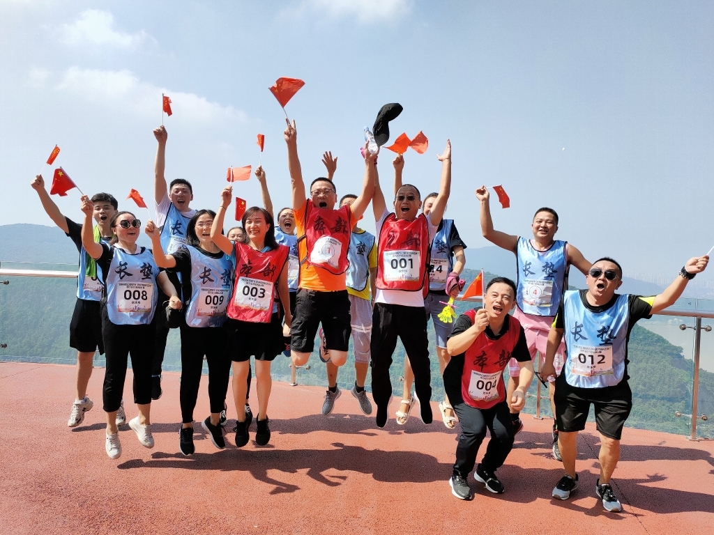 9月22日，股份公司开展“登高望远贺双节 沐浴党恩庆百年”爬山角逐活动、、