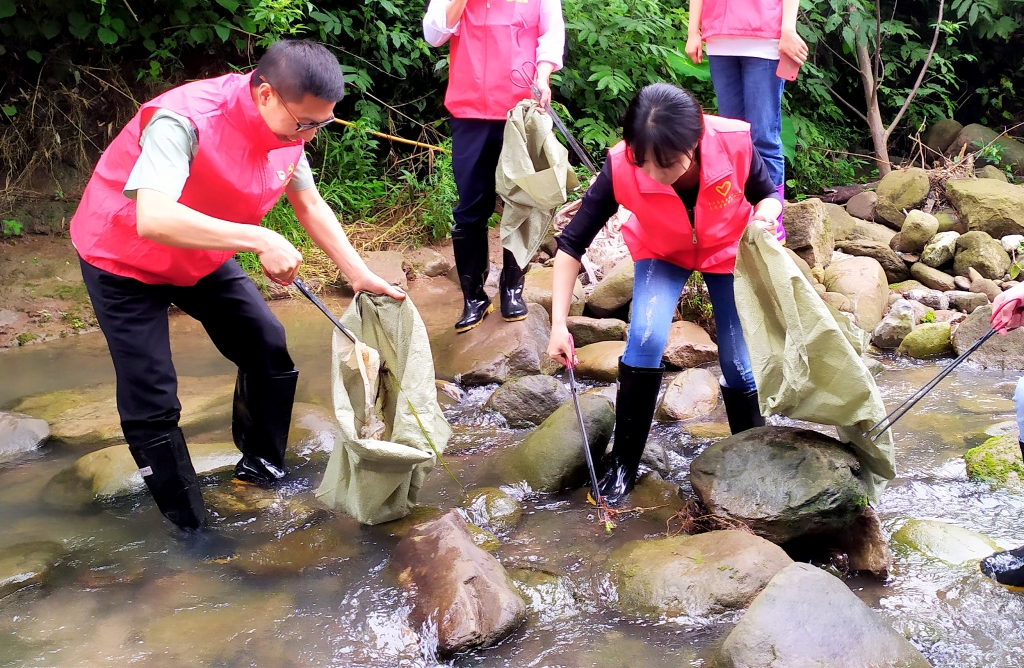 5.27日，，为了提倡“人与自然协调共生”，，天城治理中心党支部与天城镇诗仙社区党支部开展共建活动，，组织青年党员自愿者前往万州区天城镇永生河流域周围整理 ( (5)