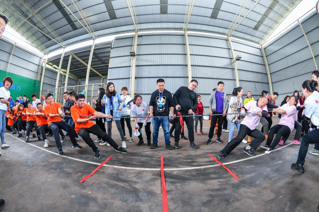 南方公司“团结一心跟党走、、同心协力创佳绩”职工运动会拔河角逐现场 (2)